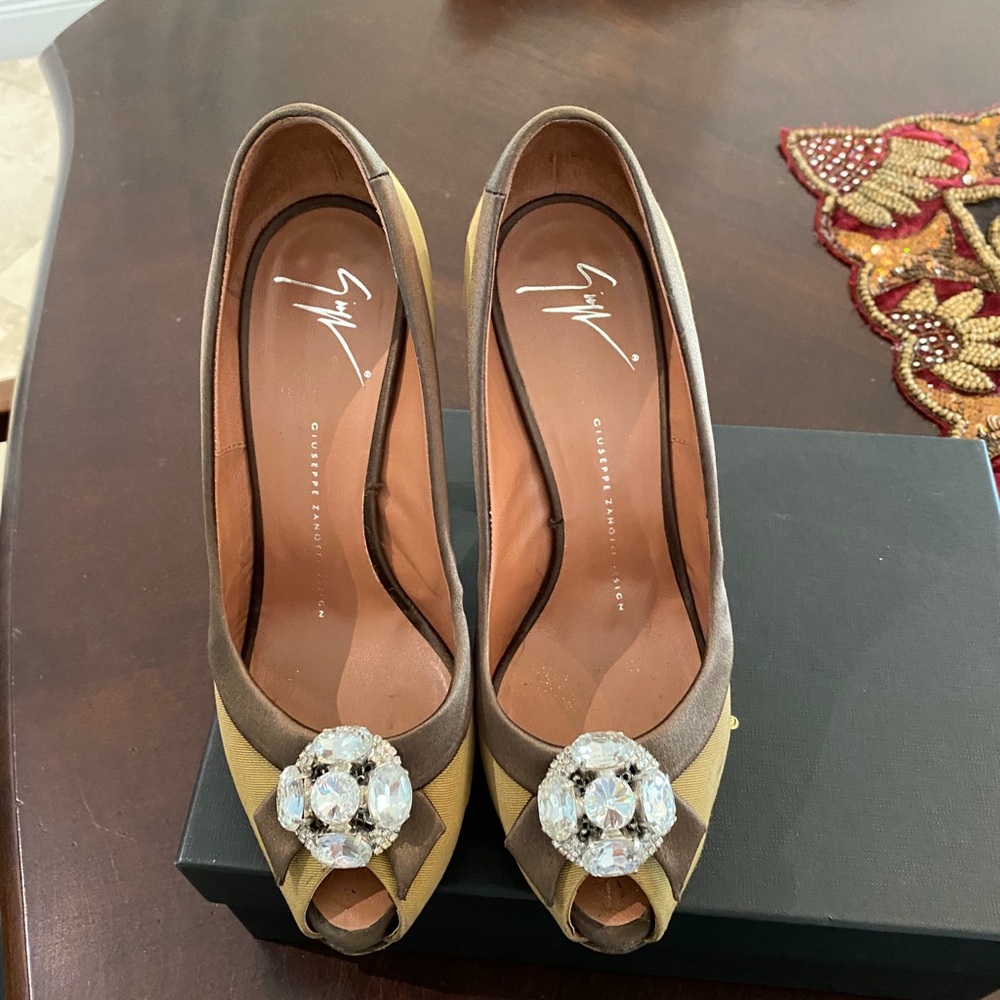 Giuseppe brown pumps